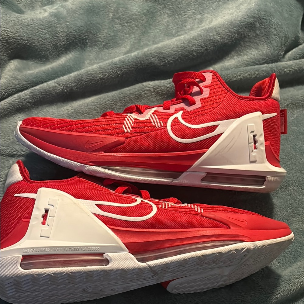 Nike LeBron Witness 6 basketball shoes (13)